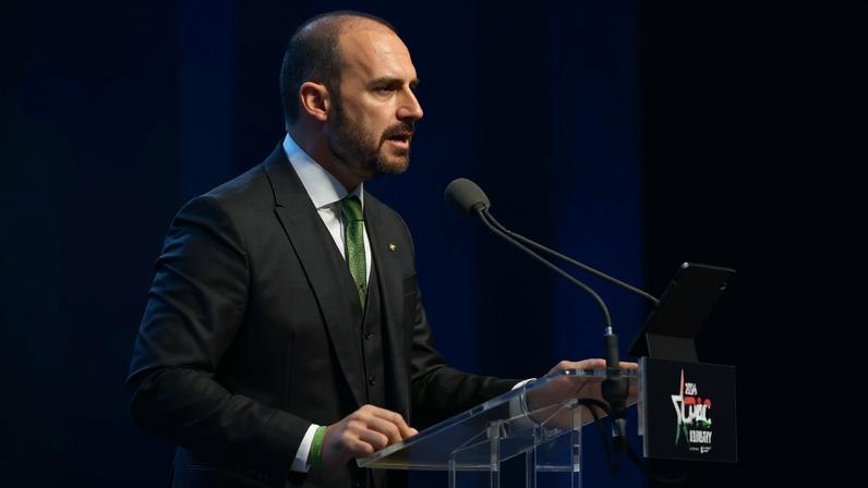 O ex-deputado federal Eduardo Bolsonaro discursando na edição húngara da Conferência de Ação Política Conservadora (CPAC), em outubro de 2024 (Foto: EFE/EPA/Zoltan Mathe HUNGARY OUT)