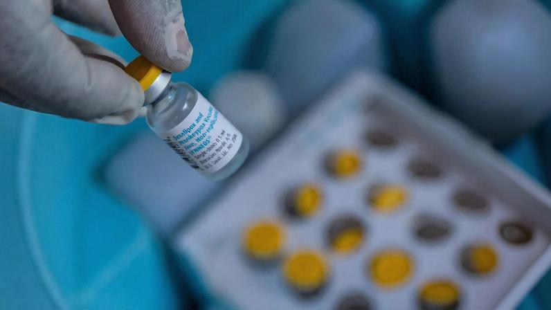 Frasco contendo vacina contra a mpox, produzida pela farmacêutica dinamarquesa Bavarian Nordic, durante campanha de vacinação no Hospital Geral de Goma, República Democrática do Congo (Foto: EFE/EPA/MOISE KASEREKA)