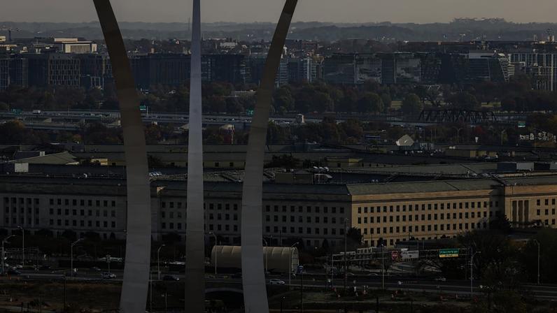 O Pentágono atrás do Memorial da Força Aérea dos EUA em Arlington, Virgínia (Foto: EFE/EPA/JIM LO SCALZO)