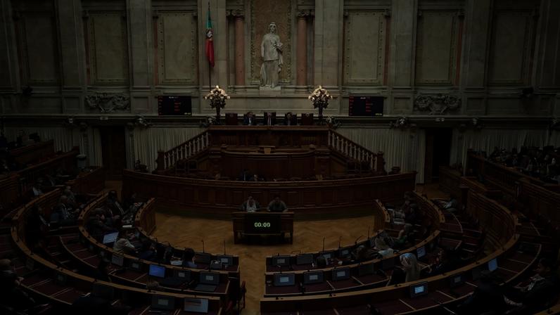 Visão geral durante um debate no Parlamento, em Lisboa, Portugal: questão migratória ganhou destaque com o recorde de imigrantes que entram no país (Foto: EFE/EPA/MANUEL DE ALMEIDA)