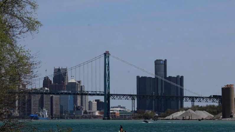 Vista geral de Detroit: um padre franco-americano está sendo aclamado como herói após entrar em ação do lado de fora do Santuário de São José (Foto: EFE)
