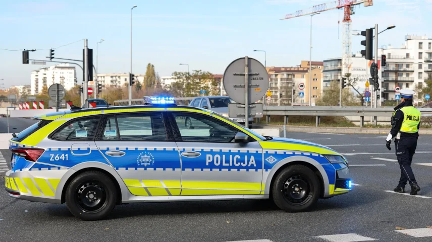 Agentes da polícia em operação na Polônia (Foto: EFE/EPA/Albert Zawada POLAND OUT)
