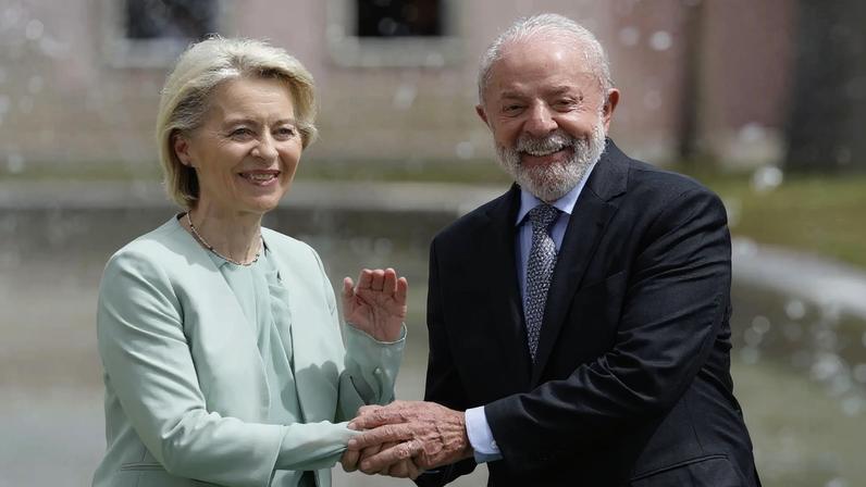 O presidente brasileiro Luiz Inácio Lula da Silva (à direita) posa para foto com a presidente da Comissão Europeia, Ursula von der Leyen (Foto: EFE/ Antonio Lacerda)