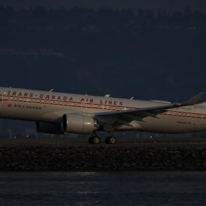 Piloto da maior empresa aérea do Canadá é acusado de voar 17 anos sem licença