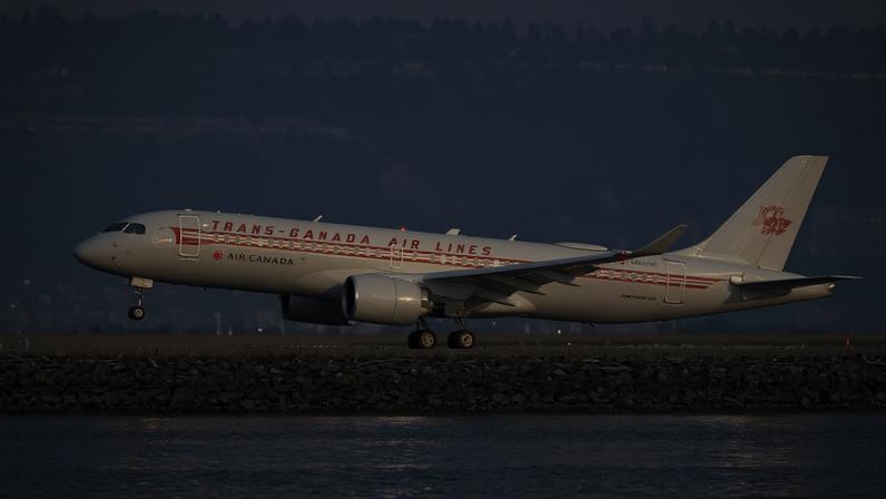 Aeronave da Air Canada aterrissa no Aeroporto Internacional de São Francisco (SFO) em São Francisco, Califórnia (Foto: EFE/EPA/JOHN G. MABANGLO)