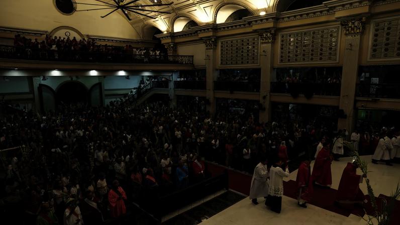 Fiéis católicos participam de uma missa em uma igreja nas Filipinas: Justiça rejeitou ação contra bispo e padre