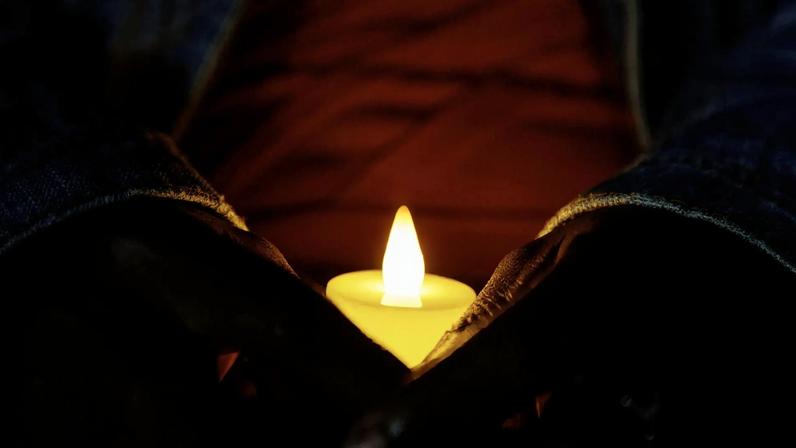 Imagem de uma vela e luto: padre faleceu aos 110 anos (Foto: EFE)