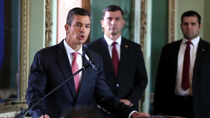O Presidente do Paraguai, Santiago Peña: país investiga mega-assalto que pode ter conexão com criminosos do Brasil (Foto: EFE/ Juan Pablo Pino)