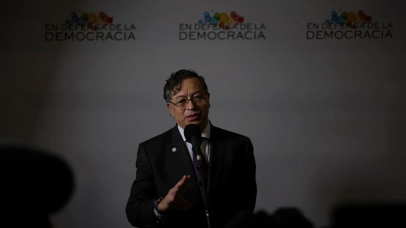 O presidente da Colômbia, Gustavo Petro, fez declarações e publicações nas redes sociais relacionadas às eleições, o que seria proibido pela legislação nacional (Foto: EFE/ Alberto Estévez)