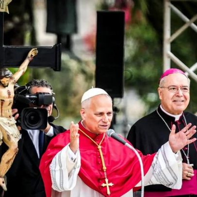Papa resgata uso da mozzetta vermelha e seu significado