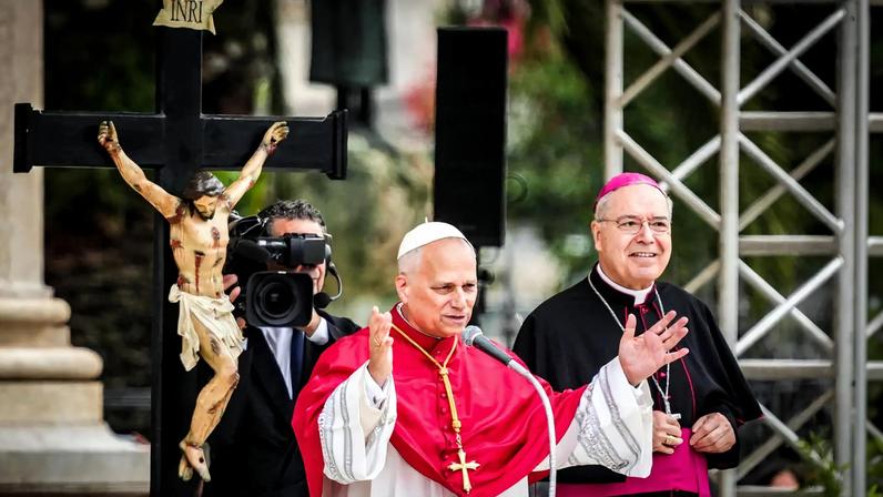 Papa Leão XIV em visita à Itália, em maio, usando a mozeta. (Foto: EFE)
