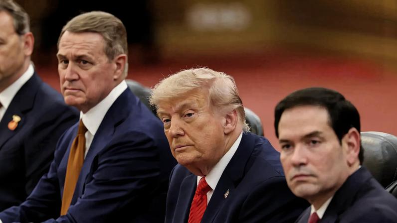 Trump foi acompanhado do secretário de Estado dos EUA, Marco Rubio, e do embaixador dos EUA na China, David Perdue, em uma reunião bilateral com o ditador chinês Xi Jinping, em maio (Foto: EFE/EPA/Maxim Shemetov / POOL)