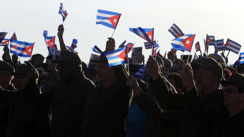 Bandeiras em Cuba: país passa por grave crise. (Foto: EFE)