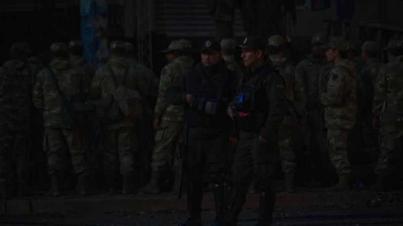 Membros das Forças Armadas da Bolívia fazem guarda durante bloqueio em Parotani (Foto: EFE/ Jorge Abrego)