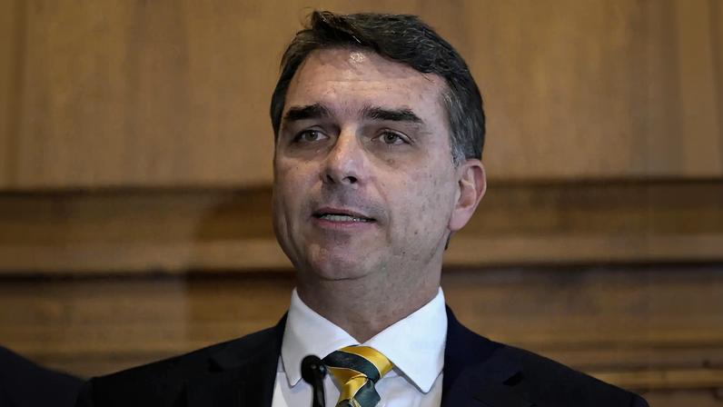 Flávio Bolsonaro ocupa uma posição peculiar nesse cenário das Eleições 2026. (Foto: Octavio Guzmán/EFE)