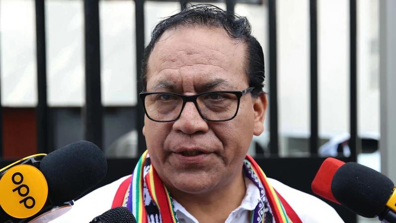 O candidato de esquerda Roberto Sánchez pressiona sistema eleitoral a anular votos no exterior nas eleições do Peru (Foto: EFE/Paolo Aguilar)