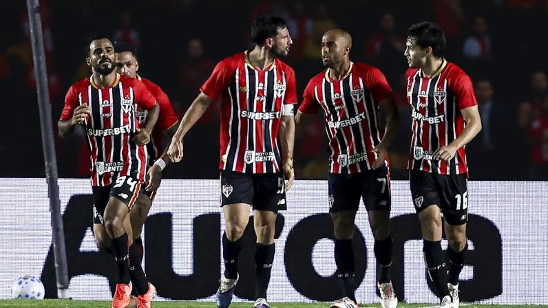 Jogadores do São Paulo contra o Santos. Calleri comemora gol.