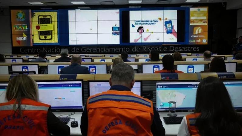 Centro faz envio de alertas por meio de smartphones para todo o país