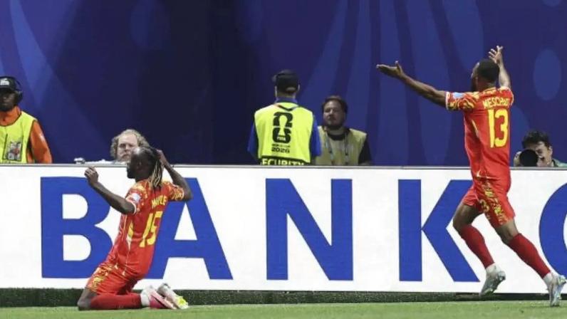 Mbuku tenta jogada diante da marcação contra Uzbequistão –