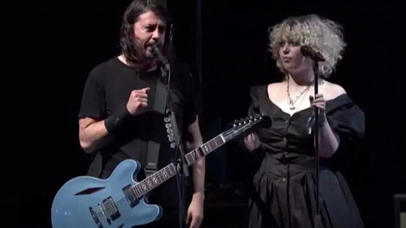 Violet Grohl canta com o Foo Fighters