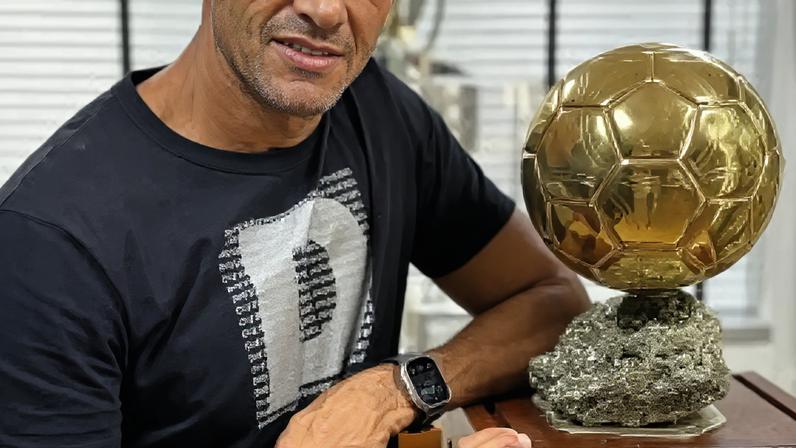 Rivaldo com a Bola de Ouro de 1999