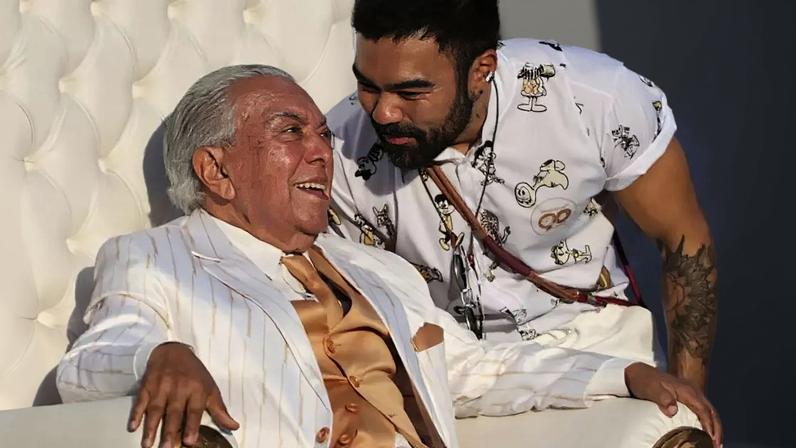Ao lado dos filhos e netos, Mauricio de Sousa percorreu o Sambódromo do Anhembi neste domingo, 28