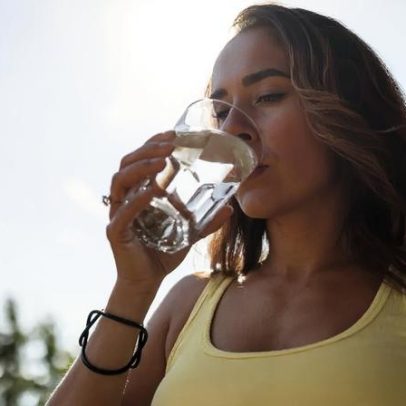 Quantos litros de água o corpo realmente precisa, segundo especialistas