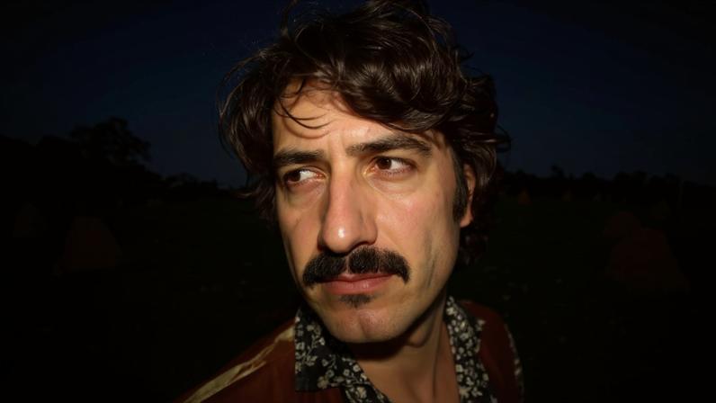 Pedro Prado aposta no imprevisível e grava novo single direto em fita analógica