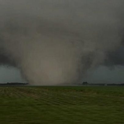Tornados atingem o Centro dos EUA enquanto calor extremo avança no Nordeste
