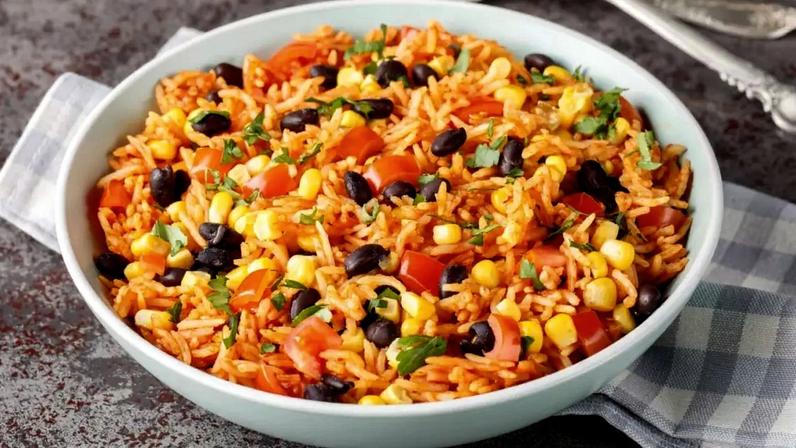 Arroz mexicano com feijão-preto, milho-verde e tomate
