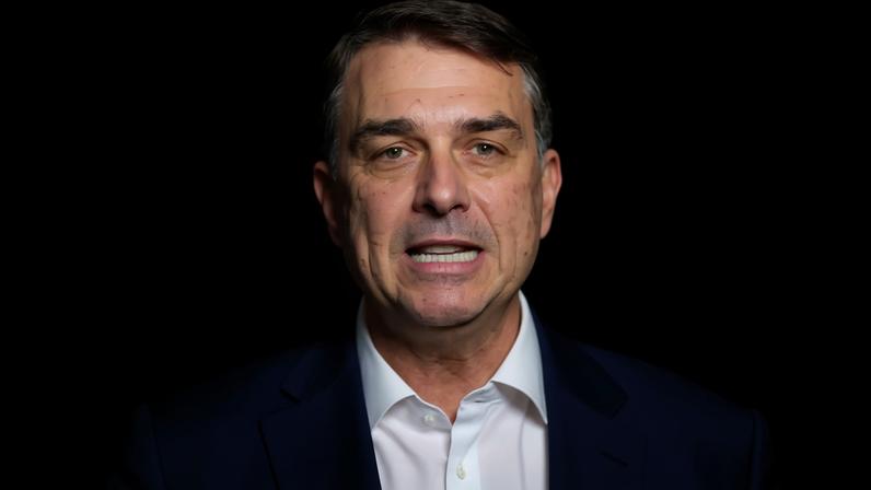 Flávio Bolsonaro disse que não há relação entre operação contra produtora e filme sobre o pai