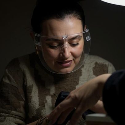 Manicures russas aumentam, mas especialistas alertam riscos