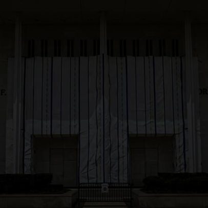 Juiz ordena governo Trump explicar lona que ocultava Kennedy Center