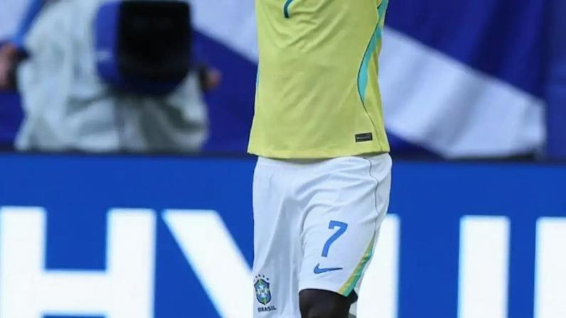 Vinicius Júnior comemora gol pela seleção sobre a Escócia.