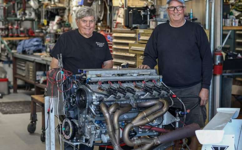 Em vez de se aposentarem, esses dois senhores construíram um motor V12 de 1.200 cv com um objetivo em mente: atingir velocidades de quase 430 km/h no deserto.