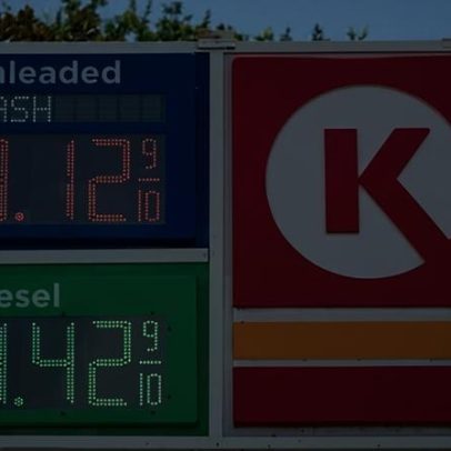 Preços da gasolina caem abaixo de US$4 após acordo com o Irã assinado por Trump