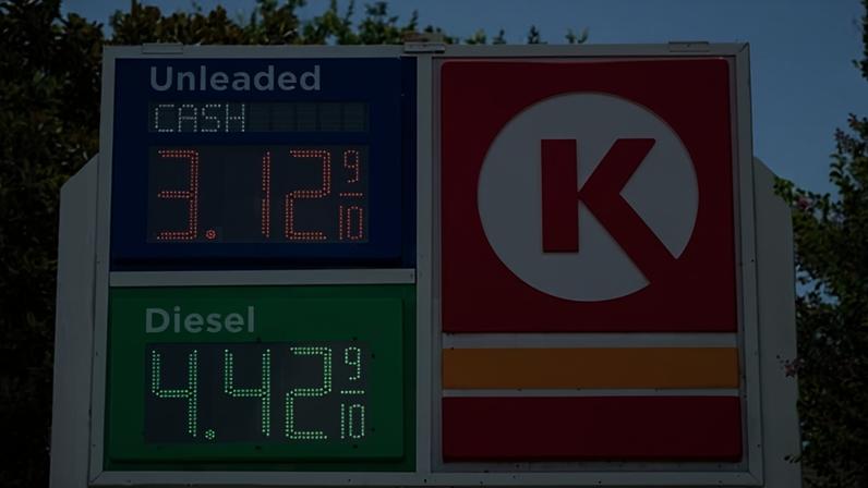 Preços da gasolina caem abaixo de US$4 após acordo com o Irã assinado por Trump