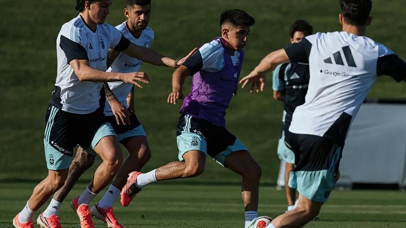 Almada em ação com a camisa da Argentina –