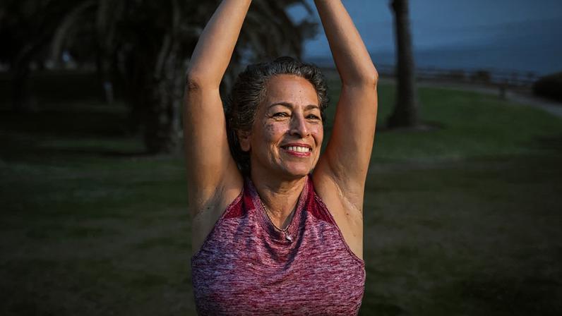 4 hábitos estranhos de mulheres 50+ que não se sentem cansadas - e você provavelmente não faz, segundo nutricionista especialista em metabolismo feminino.