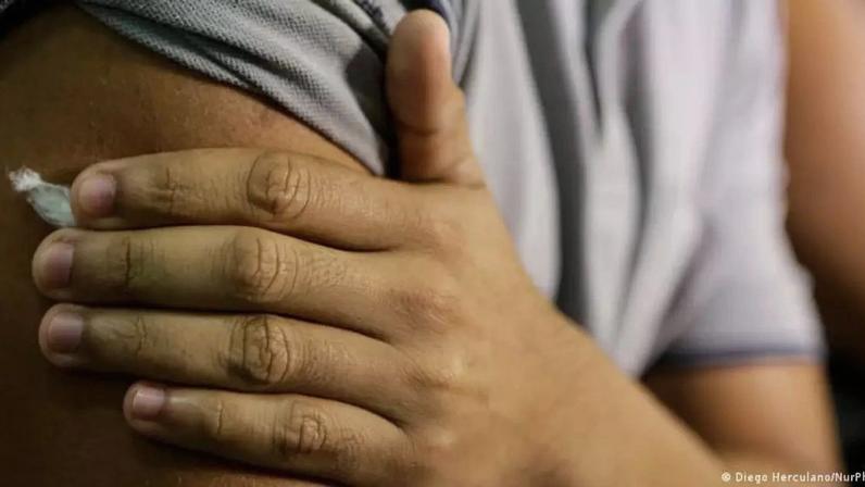 Vacinação contra a dengue já reduziu óbitos associados à doença em 97% no Brasil desde pico em 2024