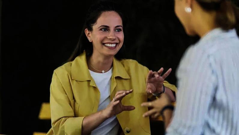 Descubra as cinco frases que as pessoas genuinamente gentis usam no dia a dia. A psicologia positiva explica como elas ativam a dopamina