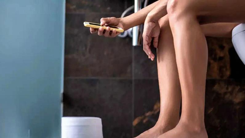 Deixar o celular de lado no banheiro pode salvar sua saúde. Descubra o que a ciência diz sobre o tempo ideal no vaso sanitário e os riscos ocultos