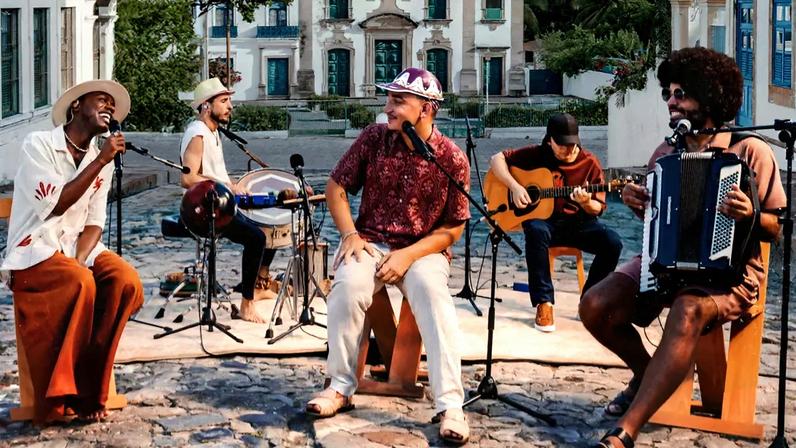 Playlist indicada por Matheus Cunha celebra vitória do Brasil
