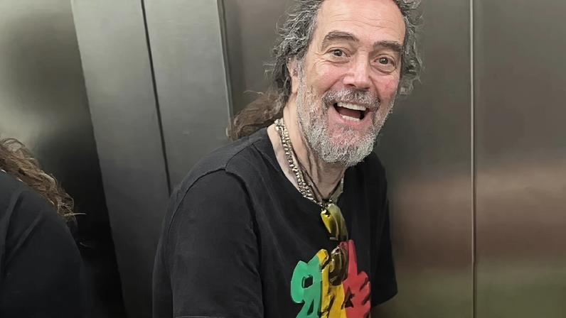 Max Cavalera em foto recente mostrando silhueta mais magra em clique da esposa Gloria Cavalera