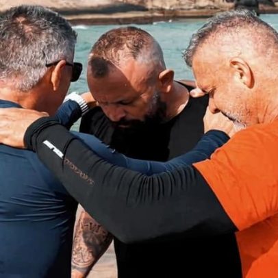 Surfista se converte após testemunhar batismo na praia
