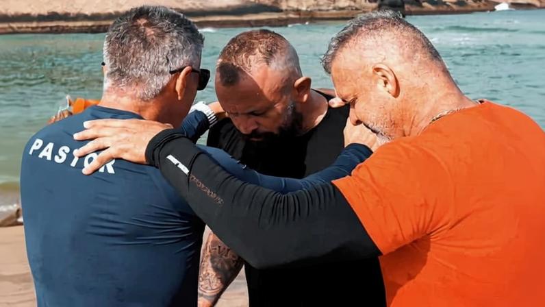 Surfista se converte após testemunhar batismo na praia
