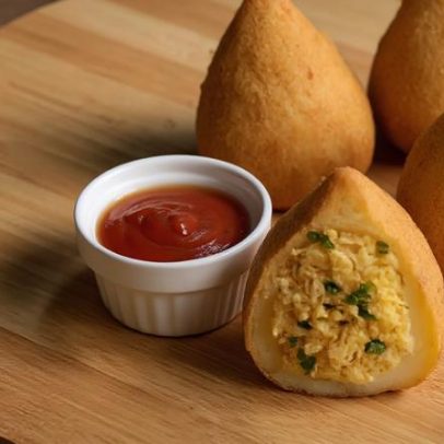 Coxinha fit de batata-doce com frango crocante por fora, macia por dentro