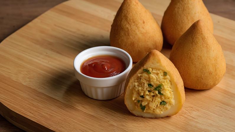 coxinha fit de batata-doce com frango.