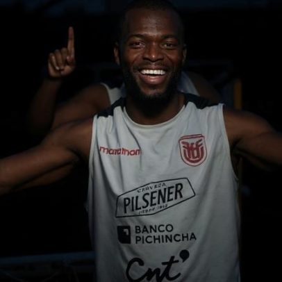Valencia volta aos treinos no Equador e é confirmado na estreia da Copa