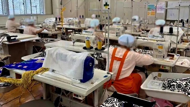 Em Tochigi, detentas trabalham com o barulho incessante das máquinas de costura